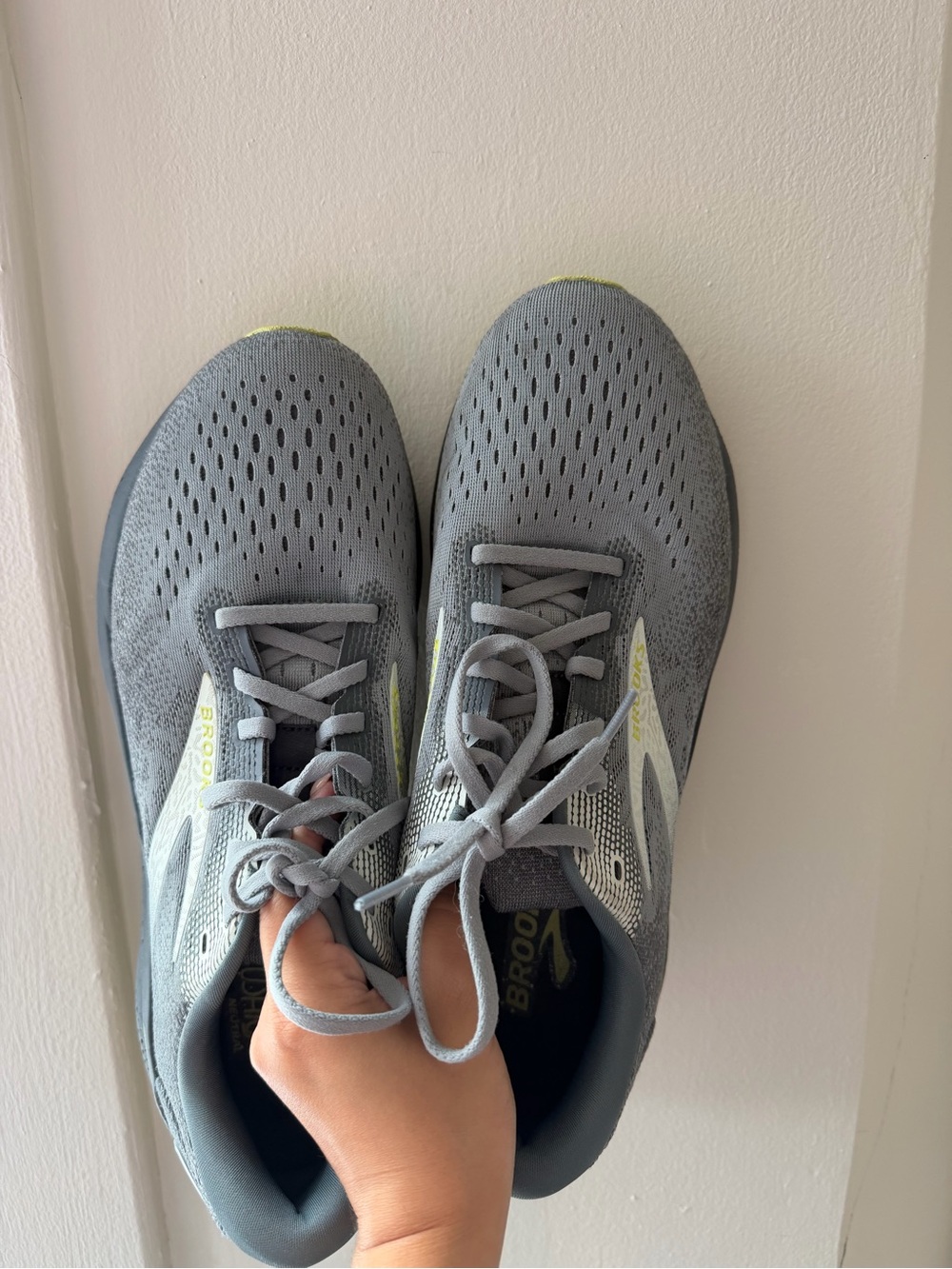 Brooks Ghost Men Gray Running Shoes with Subtle Yellow Accent - Picture 7 of 8